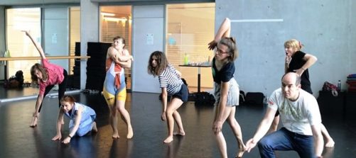 Eine Gruppe Personen tanzt in einem Tanzstudio