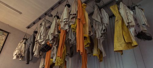 bergleutekleidung aufgehängt im museum