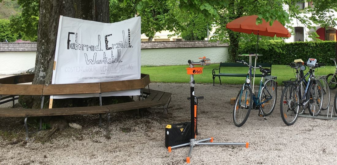 fahrraderzählwerkstatt mit banner und fahrrädern